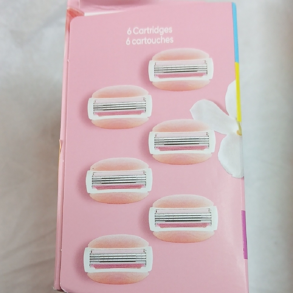 Gillette Venus Razor and Extra Cartridge Set - Picture 7 of 9